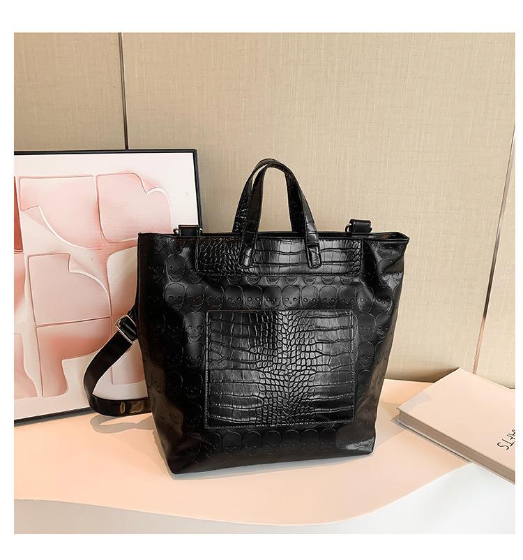 

Large capacity bag women s summer versatile new messenger bag casual portable commuter tote bag чорний