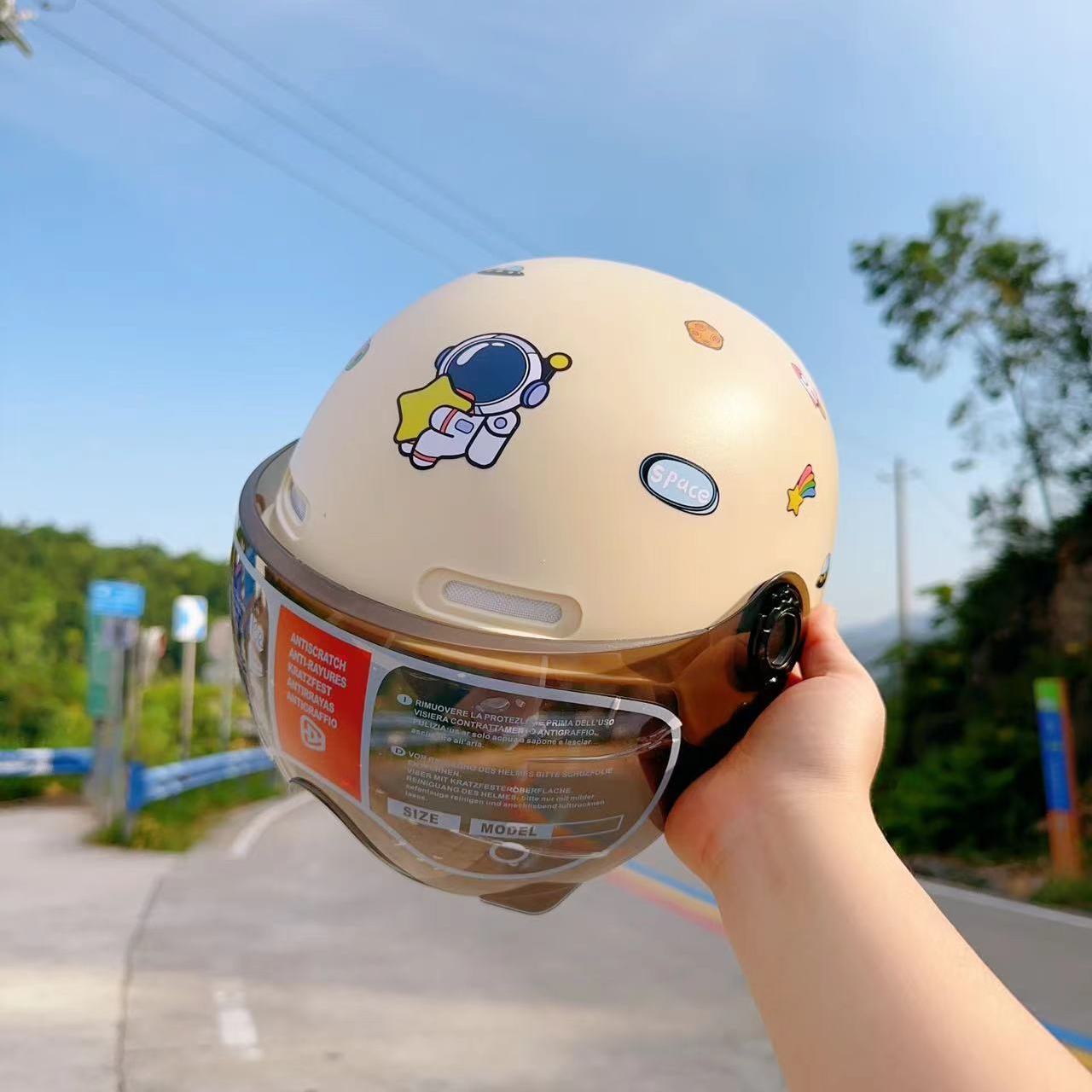 

Национальный стандарт детский шлем электромобиль мотоцикл защита от падений большой окружности головы половина шлема все сезоны универсальная защита