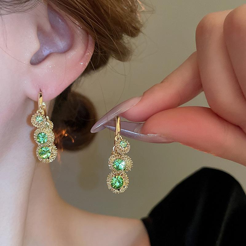 Medieval style light luxury high-end durian ear buckle earrings, niche design fashion temperament fringed ball earrings, earrings