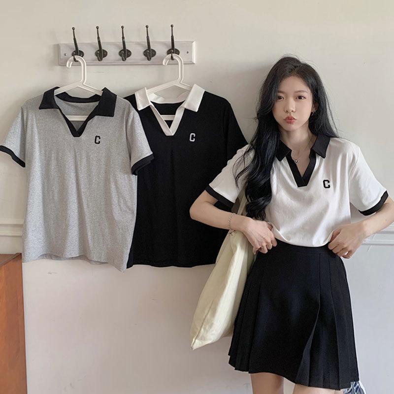 Polo z dekoltem w serek dla kobiet w dużych rozmiarach - Krótki rękaw, Zakrywające brzuch, Wyszczuplający krój, Kolekcja Lato 2025.