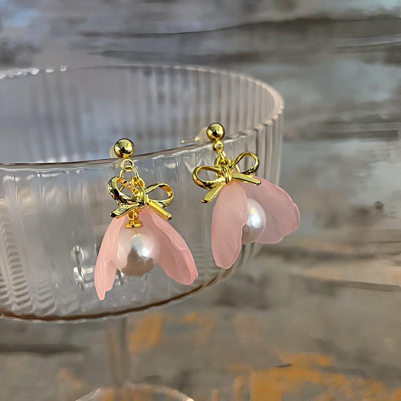 

Серьги-пусеты Dongdaemun Sweet Flower Pearl - Женский преувеличенный отпускной стиль с французским шиком