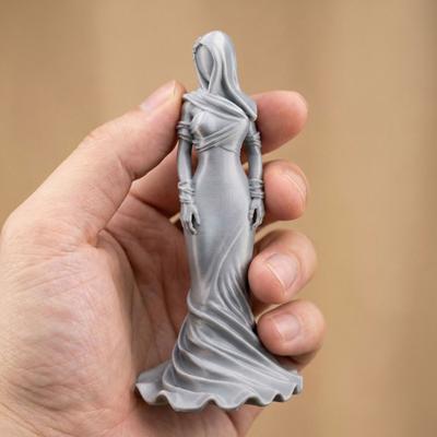 Statua da Donna con Cappuccio e Mantellina Vintage Abito a Coda di Pesce Stampato 3D Statua di Dama Senza Volto Ornamento Decorazione per Casa e Ufficio