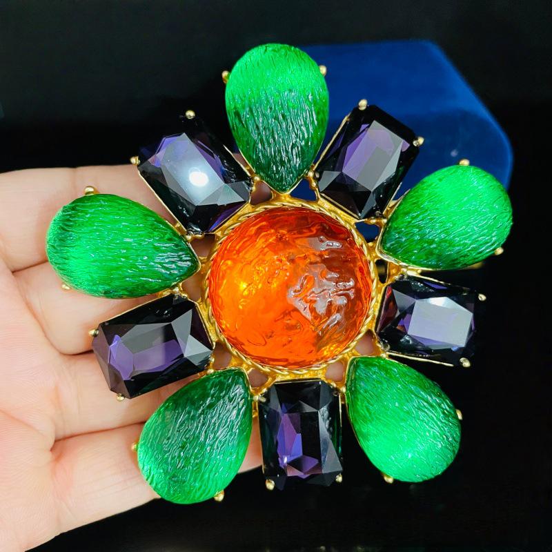 Vintage European & American Floral Brooch: Vibrant, High-End Retro Accessory for Clothing