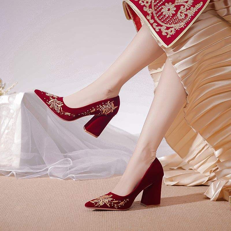 

Новые китайские свадебные туфли бордовые 2025 новые вышитые сценическая одежда свадебное платье два варианта носки свадебные туфли на высоком каблуке 42