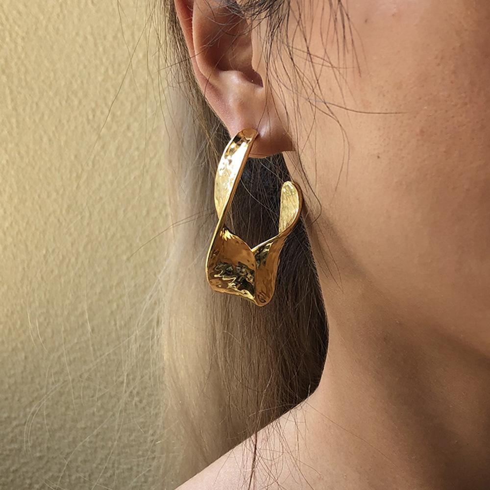 Trendige geometrische unregelmäßige Ohrringe, die trendige Ohrringe mit kreativer Persönlichkeit verkaufen.