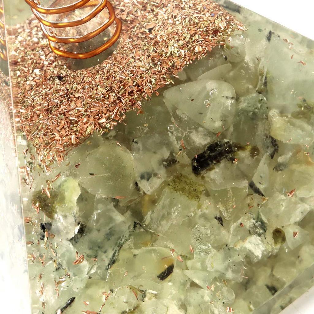 [GOLD STONE] Orgonite Pyramid with Prehnite and Single Quartz Crystals, Spiritual Item, Approximately 65-70mm Wide