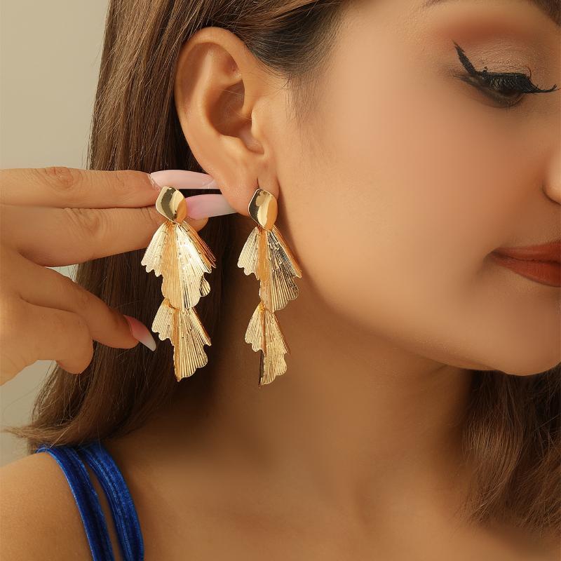 New Simple Metal Style Wrinkle Fishtail Stud Earrings For Women Fashion Personalized Daily Accessory Party Jewelry Birthday Gift