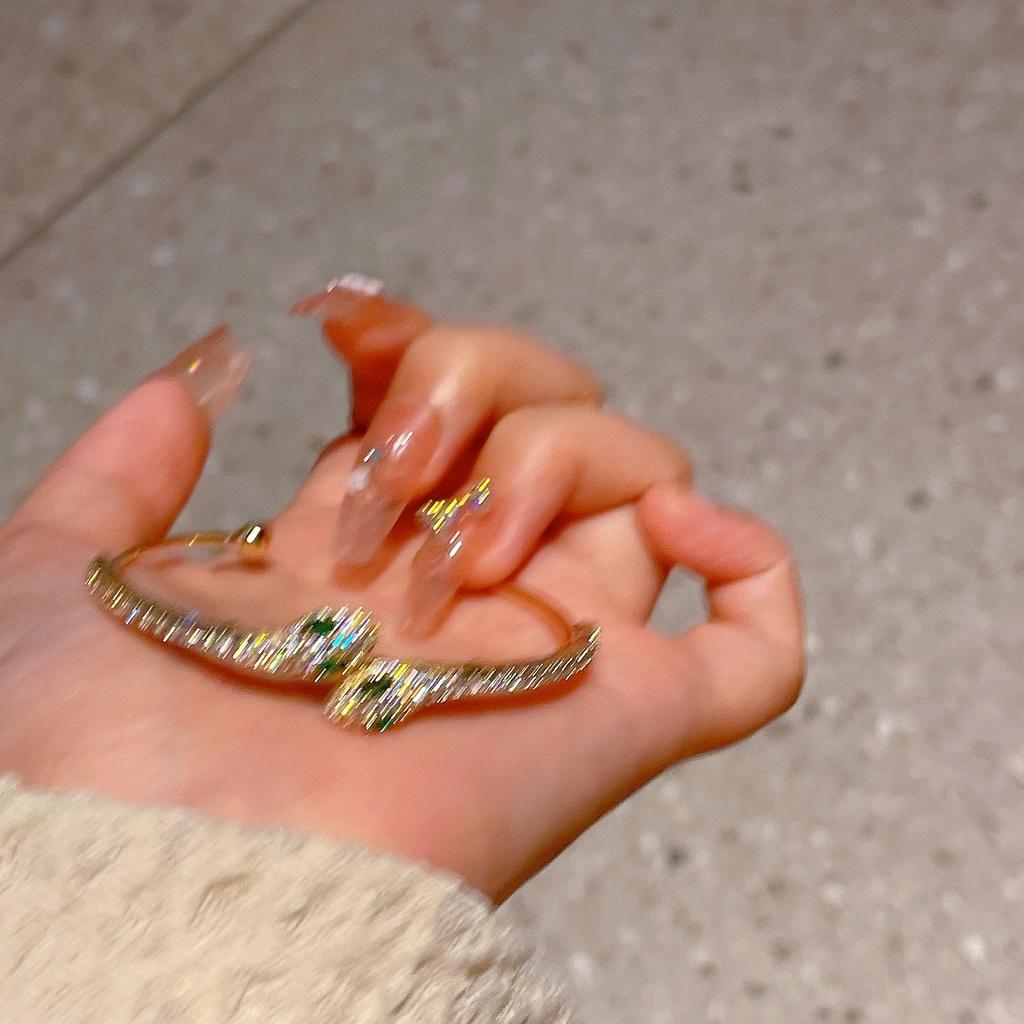 

Осенний тренд 2023 Змеиный браслет Регулируемый открытый браслет с мерцающей золотой отделкой и цирконами