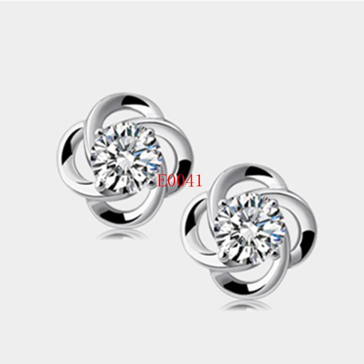 2026 New Korean Version Design Women's Zircon Light Luxury High-end Niche Earrings Temperament Four-leaf Clover Sweet and Cool Stud Earrings Jewelry