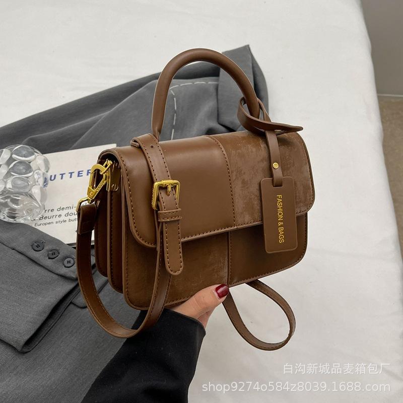 

Textured portable small bag women s bag 2025 new trendy fashion popular shoulder bag contrasting color shoulder messenger small square bag коричневый