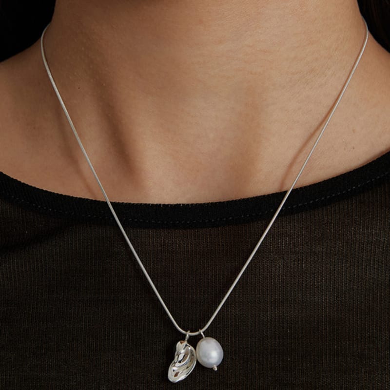 

Invisible collage PEARL BRUSH NECKLACE Silver