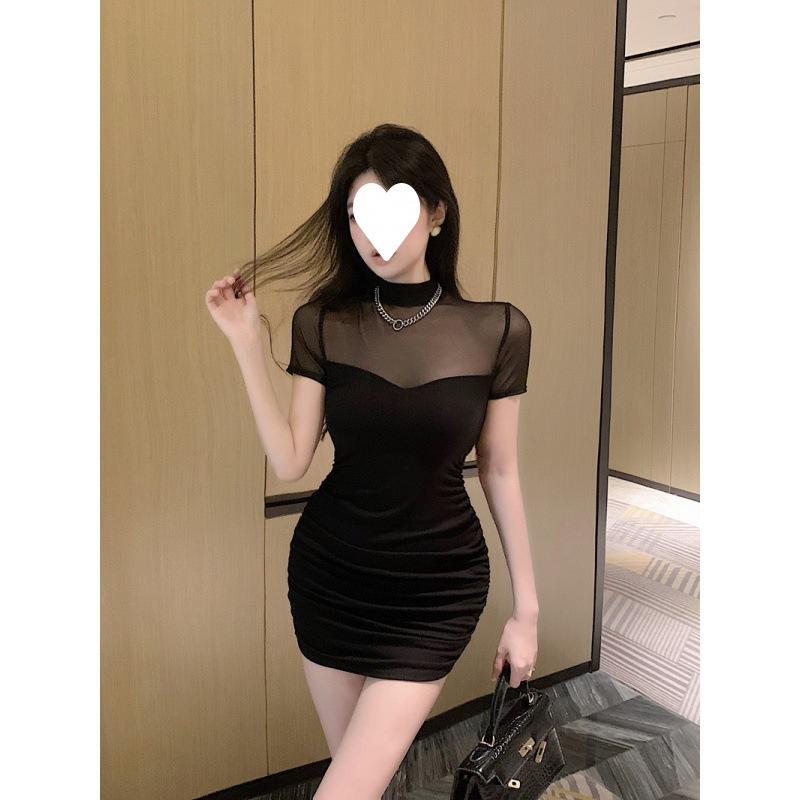 O homem pequeno usa um vestido requintado de estilo puro desejo, sexy, com costura em rede, justo à cintura, que envolve os quadris, de mangas curtas