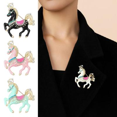 Broche Alliage de Zinc Émail Pin Cheval de Carrousel Pin avec Strass Incrustés Selle Crinière Manteau Sac Chapeau Écharpe Accessoire