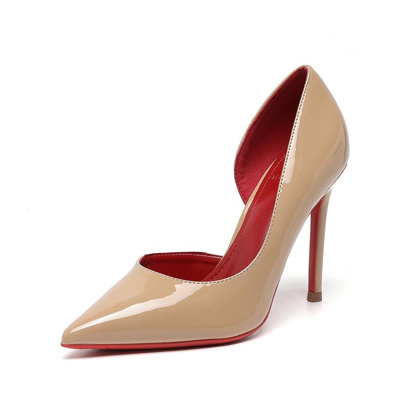 Červené podpatky jehlové podpatky s kamínky: Elegantní svatební boty s špičatou špičkou z černého lakovaného koženého materiálu pro jaro/léto 2025.