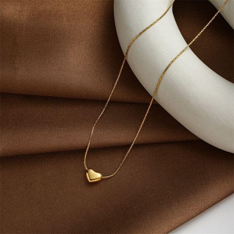 Small Gold Heart-shaped Pendant Necklace for Women Light Luxury Clavicle Chain Fashionable Versatile and High-end Ins Style Zinc Alloy