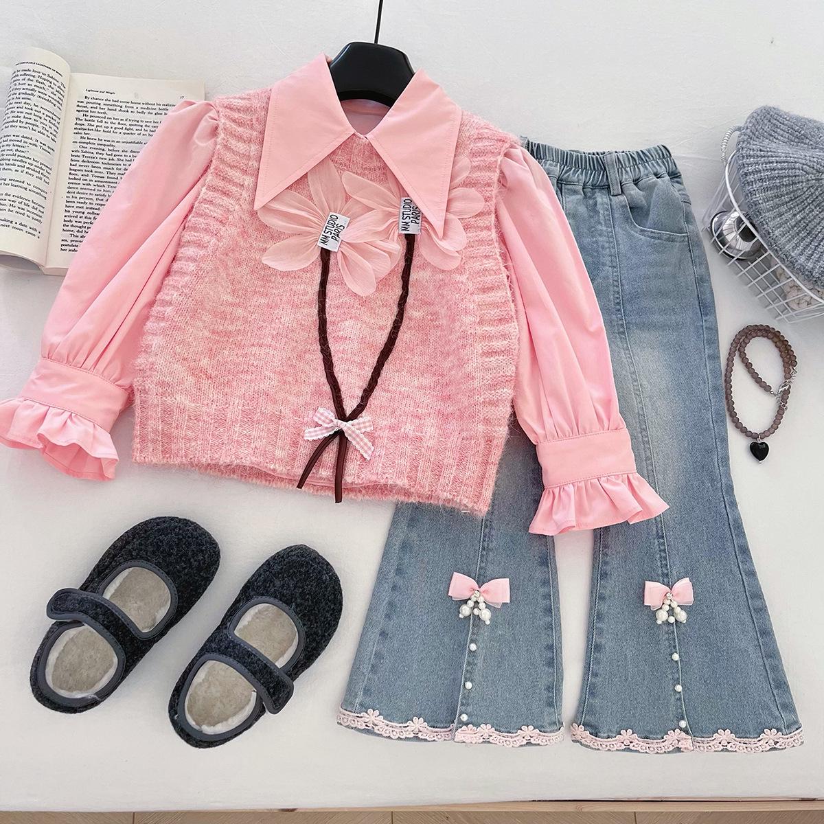 

Вязаный осенний комплект для девочки: Шерстяной жилет, рубашка и джинсы микро-клеш - модный костюм-тройка 2025. 130 cm