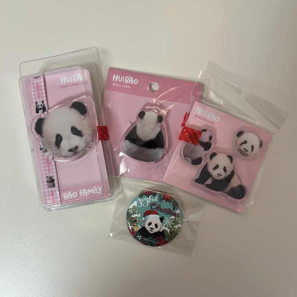 

Набор из 3 предметов «Семья Бао Хуэй Ляо» + рождественский значок Рабао