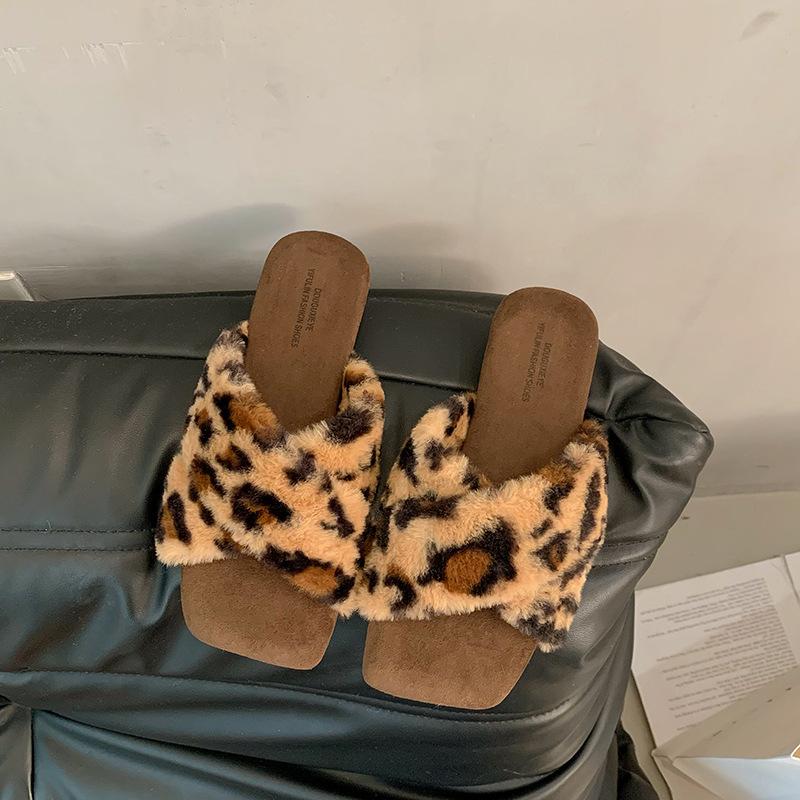

Hairy slippers women s cross belt wear flat bottom 2025 autumn and winter Internet celebrity popular fashion versatile plush slippers 40 цветной печати леопарда