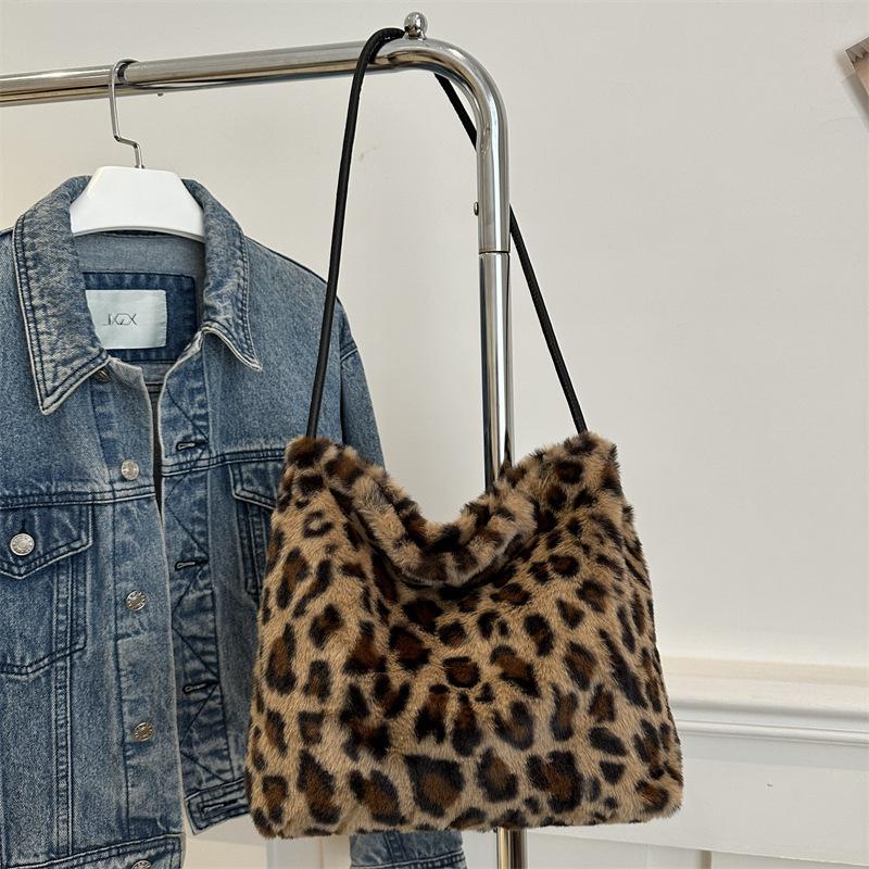 Autumn and Winter Plush Bag Women's 2025 New Fashion Niche Leopard Print Shoulder Bag Large Capacity Messenger Dumpling Bag