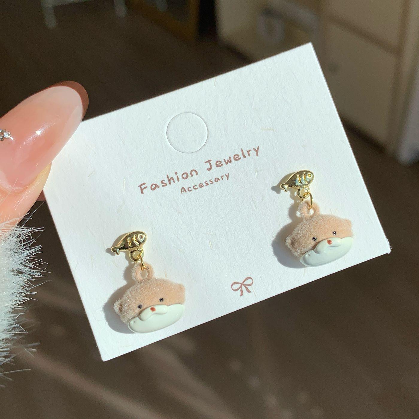 

Очаровательные серьги-выдры для женщин: Милый мультяшный дизайн с серебряными заклепками