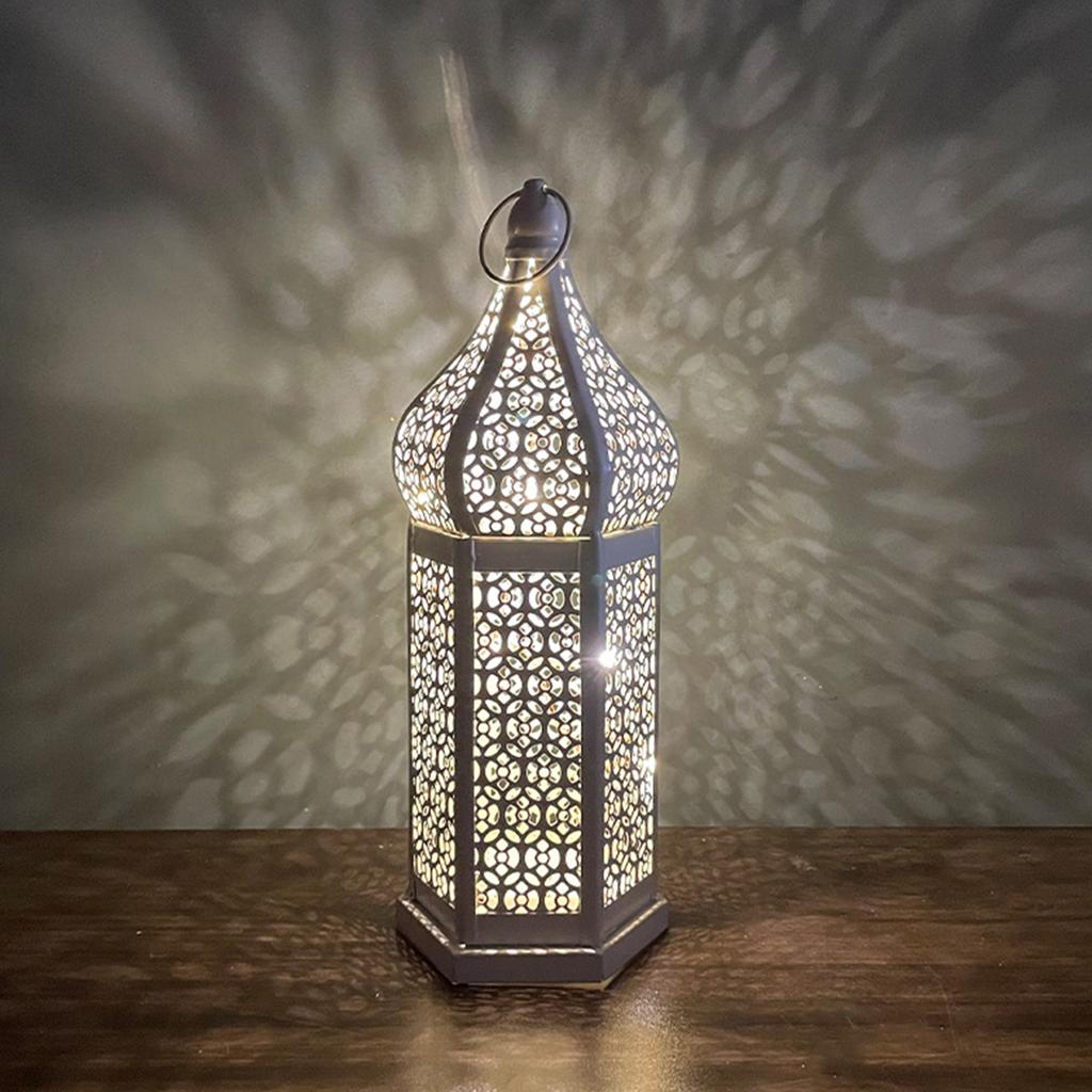 Lampada a Vento a LED Decorativa Stile Marocchino Lanterna a LED in Ferro con Motivo Traforato per Decorazione Romantica della Stanza