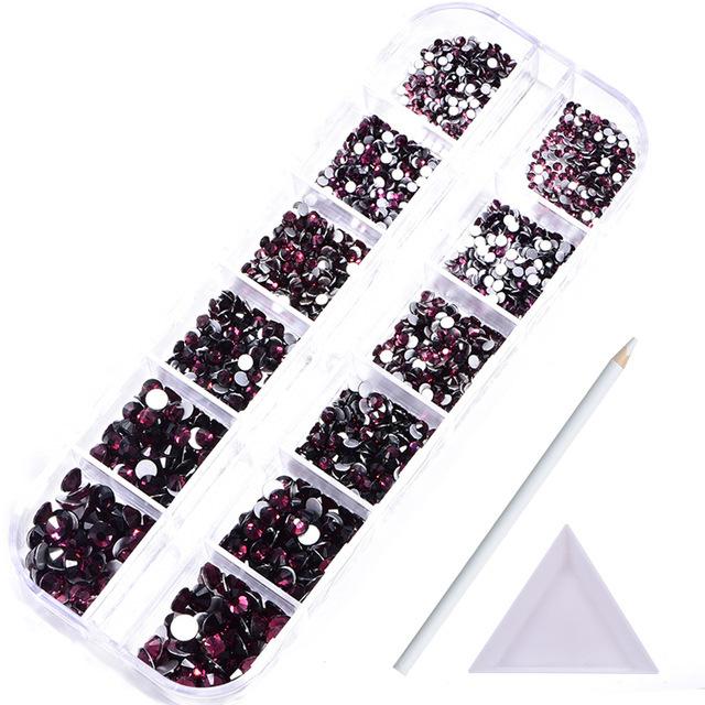 

Набір 12 сіток, Скляний Діамант з плоским дном, Страз, Прикраса для нігтів, Змішані Діамантові DIY аксесуари, Безкоштовна Діамантова ручка, Трикутний диск. Nail Art 12-grid box, about 2100 pcs/box темно-фіолетовий колір