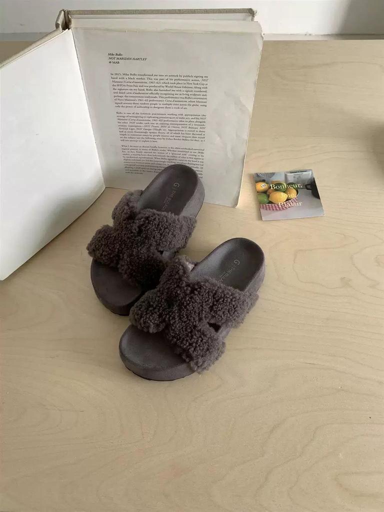 Lamb wool Internet celebrity thick bottom Mao Mao slippers women wear autumn and winter 2025 new celebrity style casual Mao Mao slippers