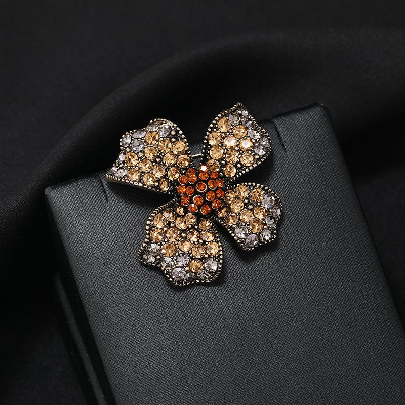 Niche design retro exquisite champagne crystal flower brooch temperament high-end corsage pin women's suit accessories trend