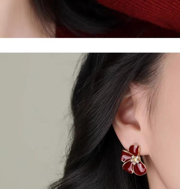 French retro red enamel lucky grass earrings with a feminine and high-end feel, age reducing earrings 925 silver needles