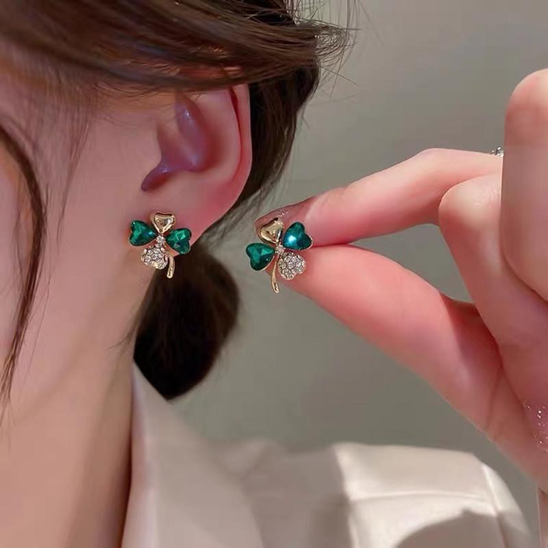 2022 Korean Trend: Yi Ke Flower Petal Ear Studs for Women
