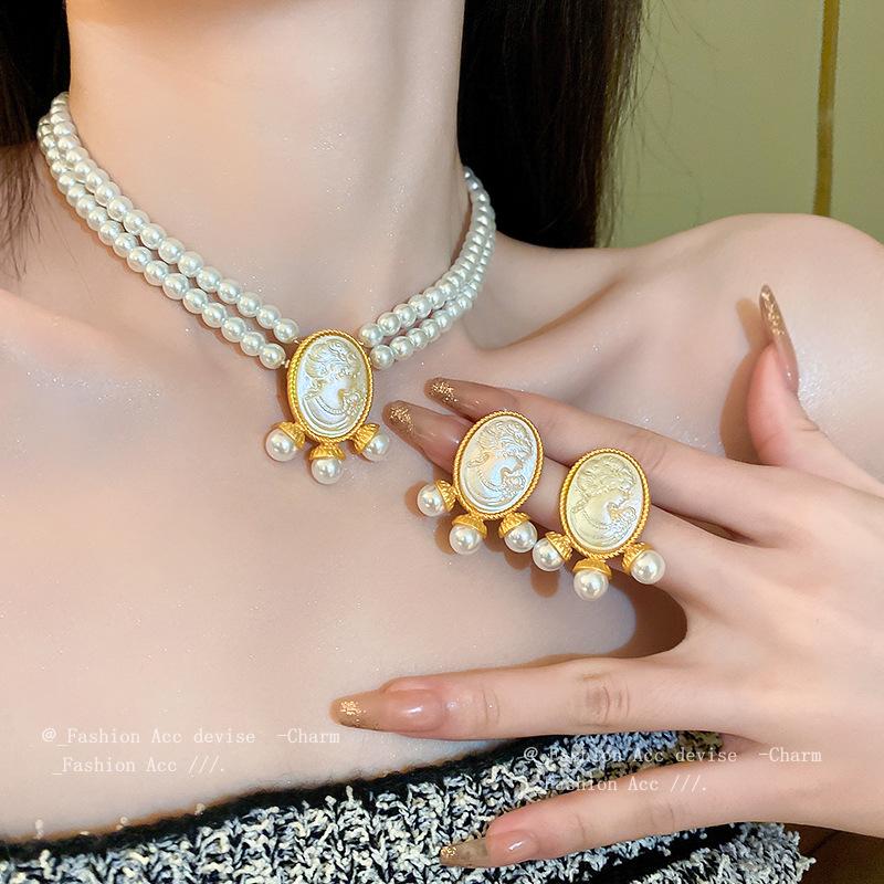 Vintage Women Baroque Style Round Portrait Relief Pendant Pearl Necklace Collar Palace Classic Design Collar Chorkers Chains