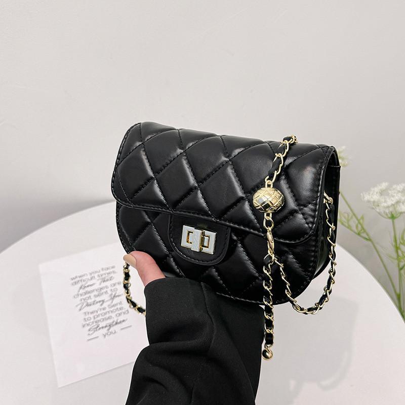 Neue Frühlingsmode 2024: Kleine Damen-Handtasche im angesagten Rhombus-Ketten-Design