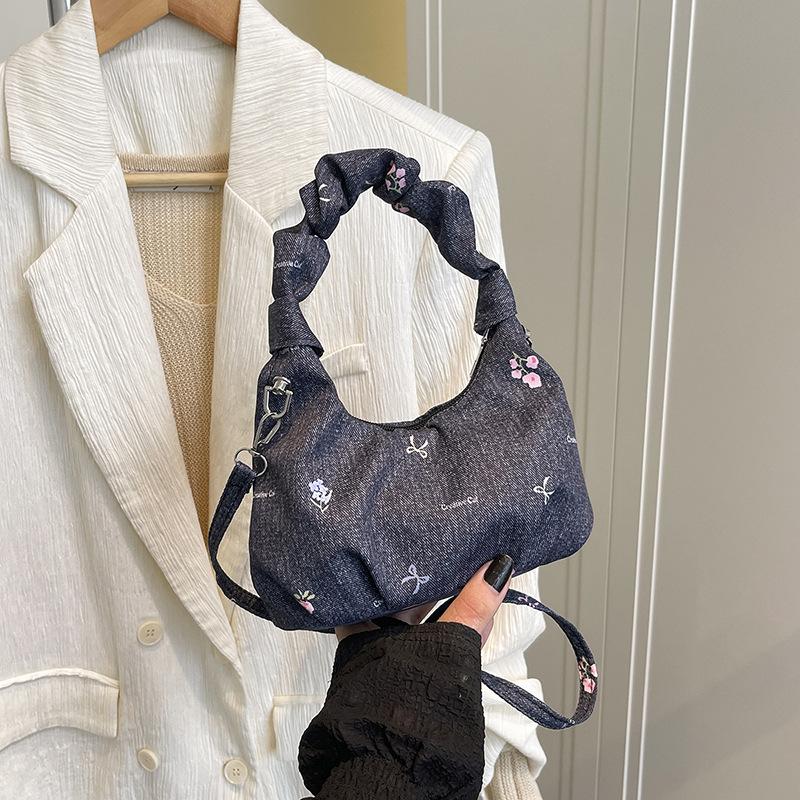 

2025 маленькая джинсовая сумка через плечо под мышку плиссированная цветочная маленькая сумка-саше новая нишевая милая сумка с кулиской для ручной носки чёрный
