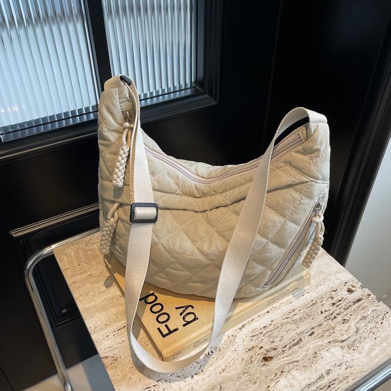 Large-capacity Casual Bag Women's New Versatile Simple Messenger Bag Diamond Class Commuter Dumpling Bag