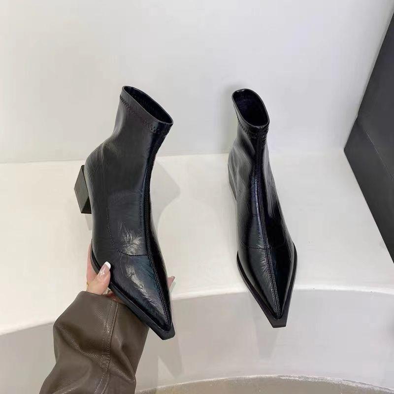 2025 new Internet celebrity popular temperament brown short tube non-slip small bare boots British style retro pointed short boots children