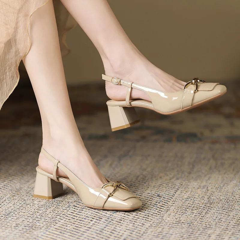 Móda 2025 Léto Dámské Vysoké Podpatky Módní Lakovaná Kůže Čtvercová Špička Střední Podpatek Sandály pro Ženy Kovová Spona Dekorace Slingback Lodičky