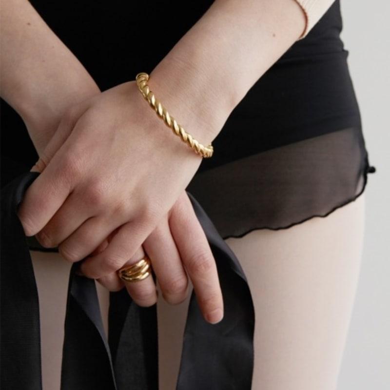 L U I R E Twist Bangle