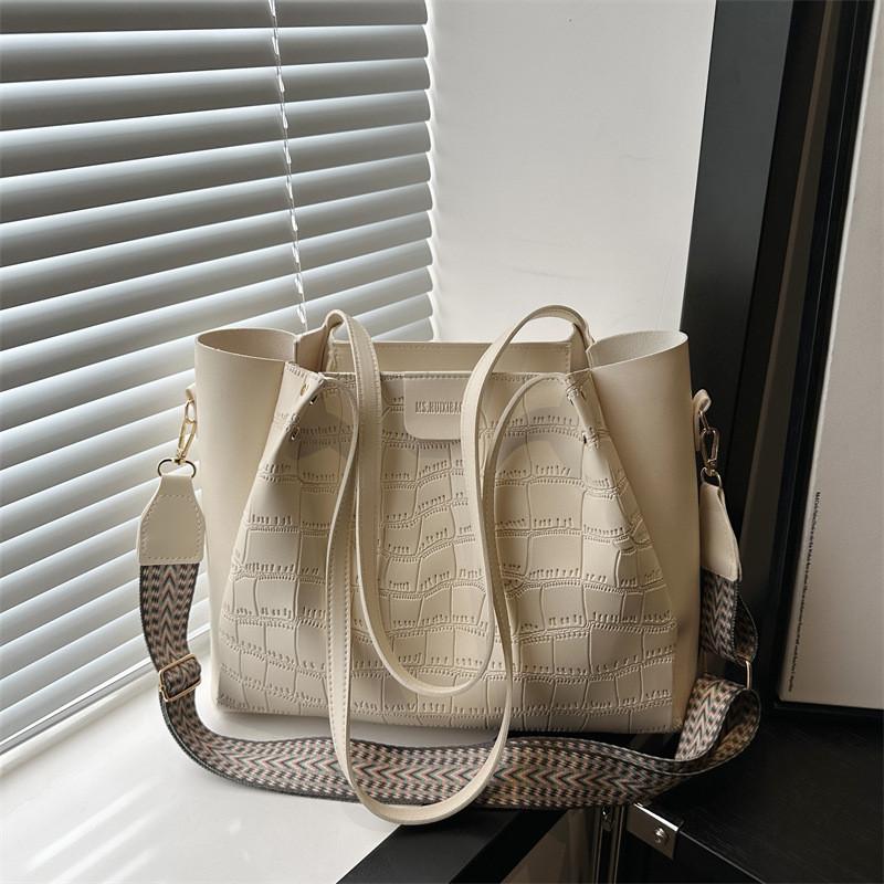 Fashion Bag For Women With Pu Material And Large Capacity For Daily Use