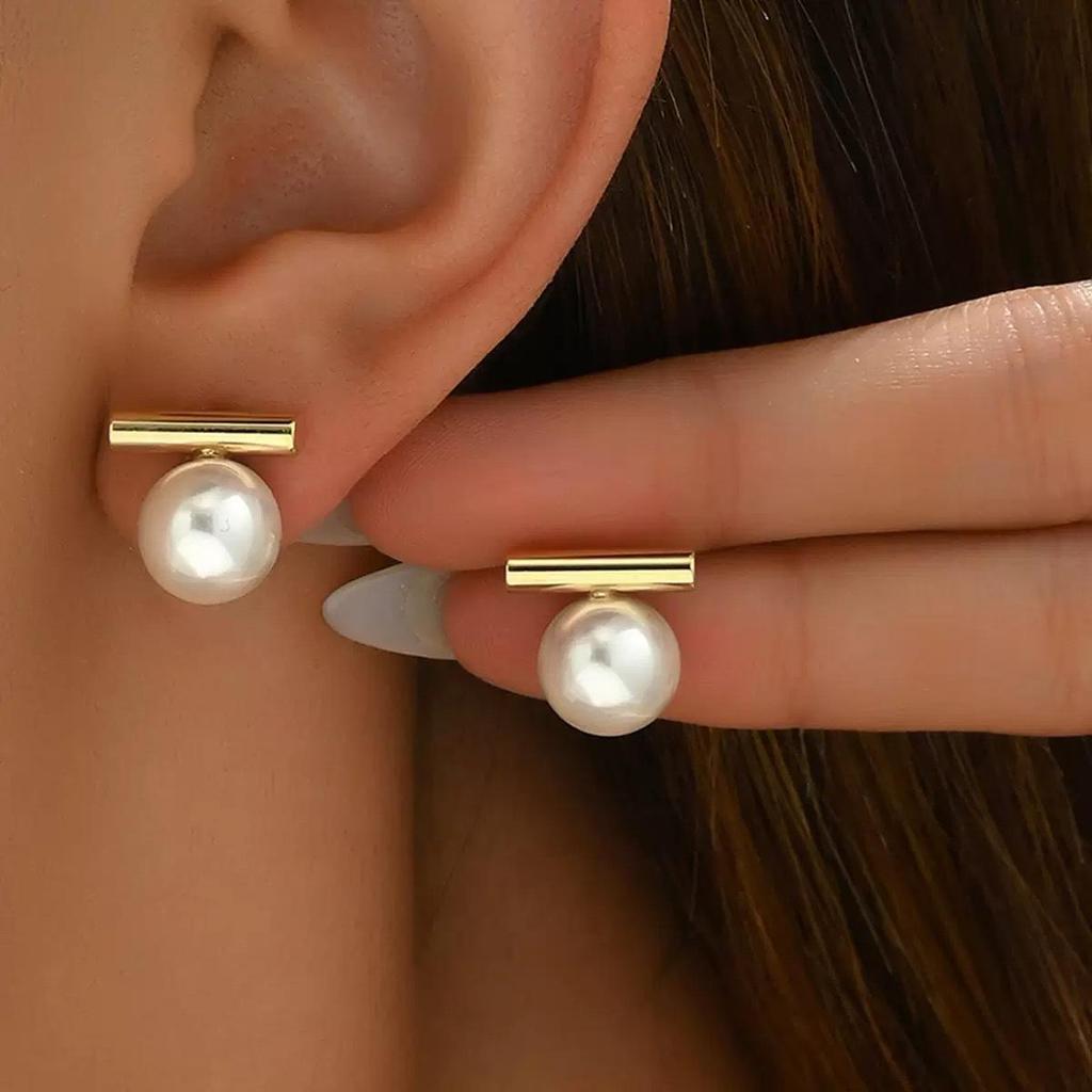 Niche Design White Pearl Stud Earrings for Women - Retro High-End Style, 2026 Autumn/Winter Collection.