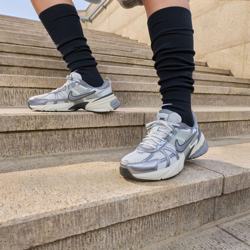 Nike Wmns V2K Run  Pure Platinum Wolf Grey  40.5