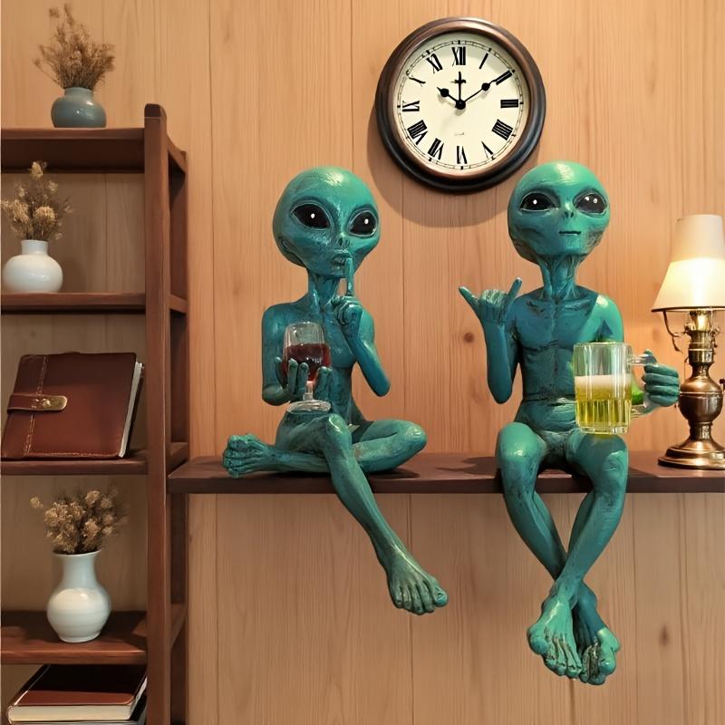 1Pc Funny Alien Statue Sculpture Garden Landscaping Yard Art Ornament Resin Red Wine Drinking Alien Sculpture Desktop Decoration
