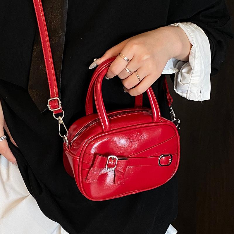 This year, Korean niche design sense, portable bowling bag, versatile high-end sense, foreign style fashion messenger women's bag