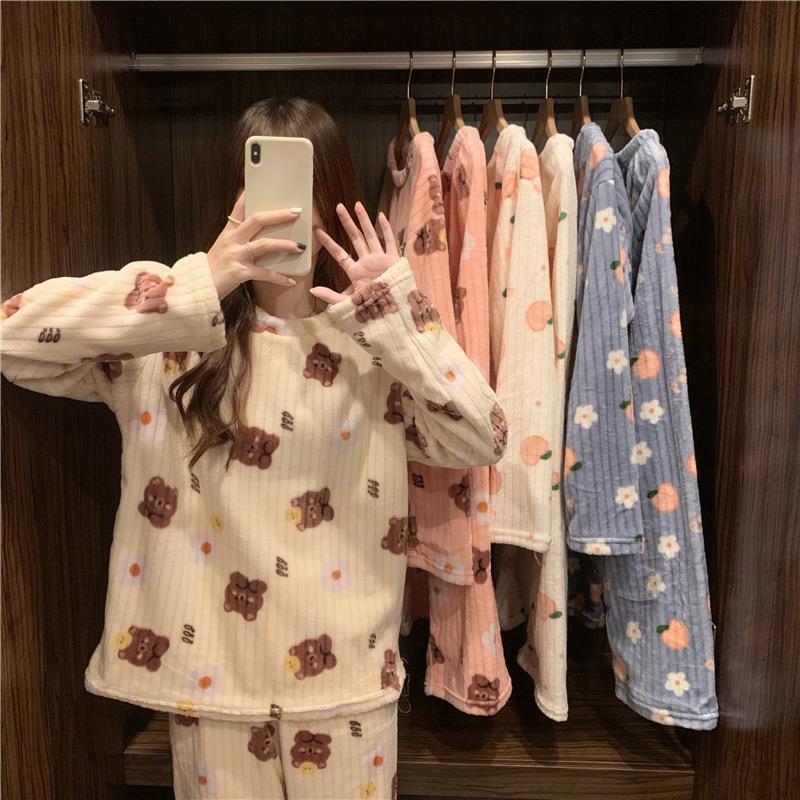 Cute and sweet autumn and winter pajamas women can wear the new coral fleece warm thickened long-sleeved loungewear set