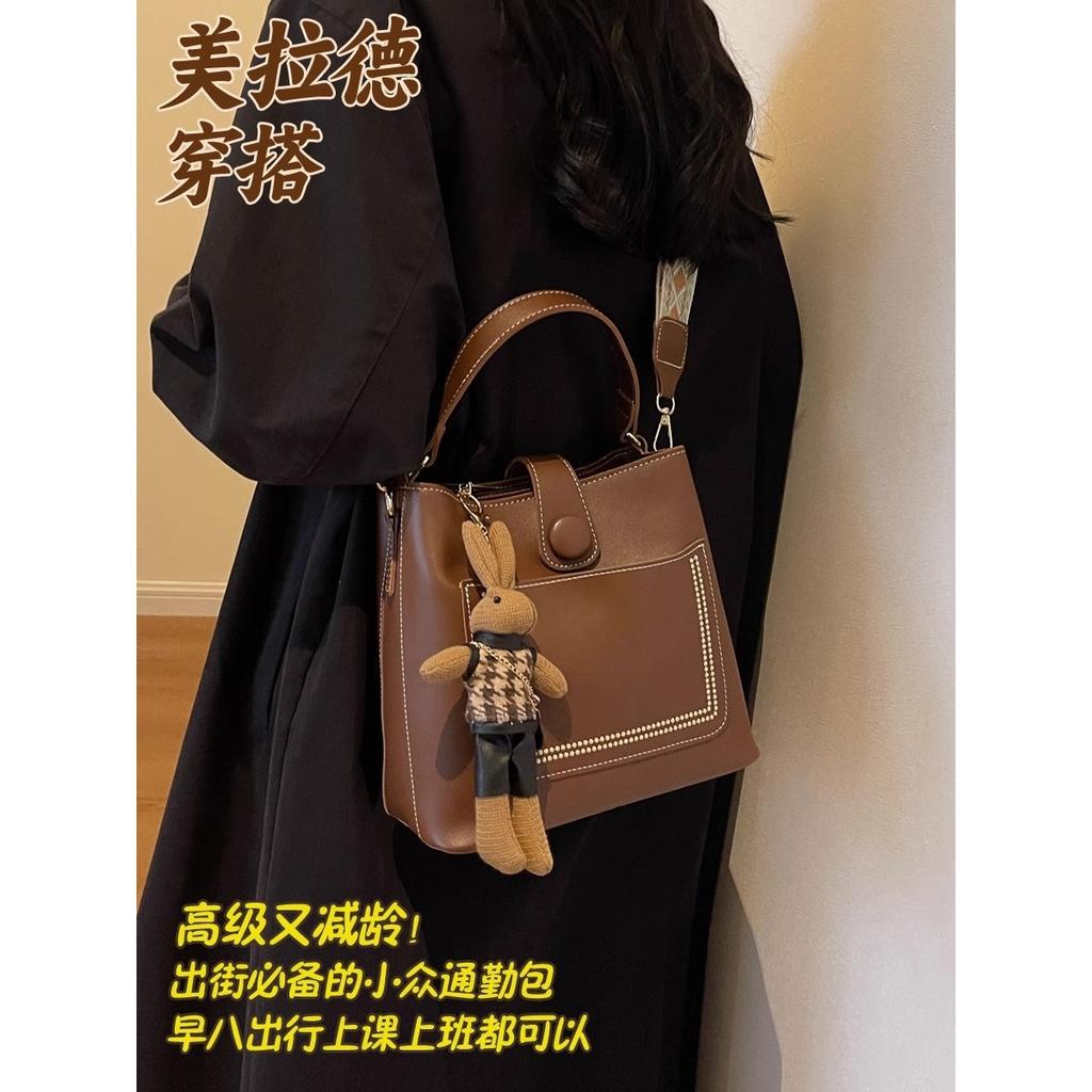 Customer order popular bag women 2025 new high-end versatile wide shoulder strap messenger bag commuter portable bucket bag