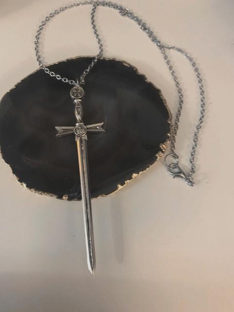 

Arthur Necklace silver color Long Sword pendant Gothic classics Give fashion gifts to women manifesto long chain 2022new man