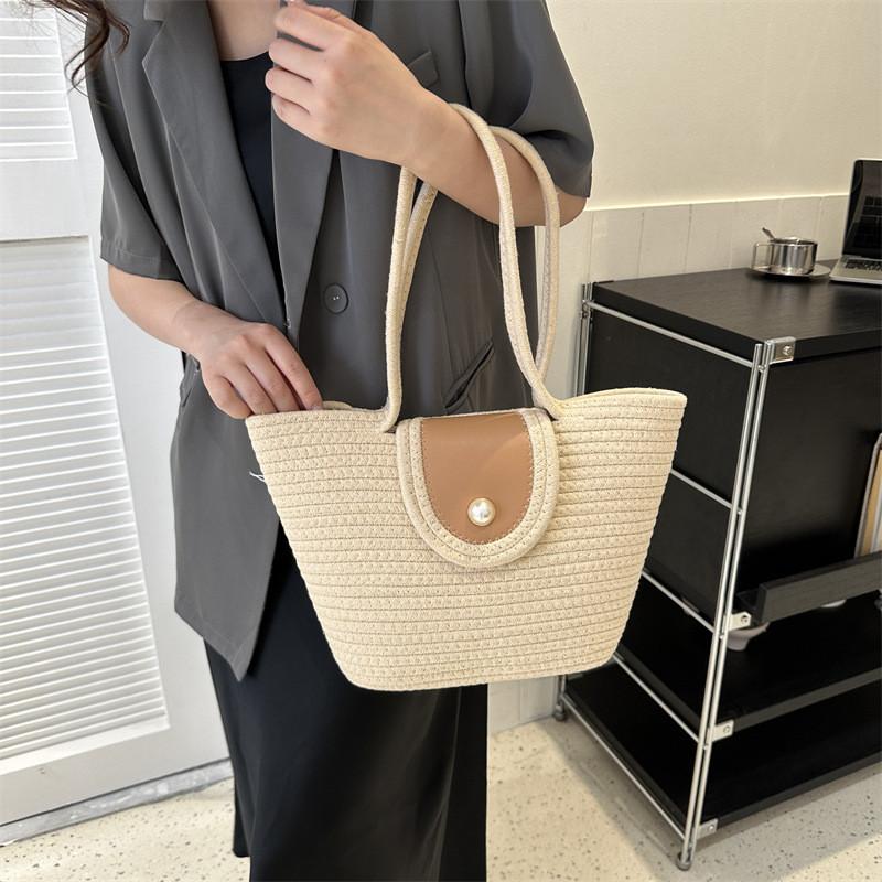 Chic Casual Tote Bag For Women In Trendy Off-white And Khaki Colors With Stylish Design