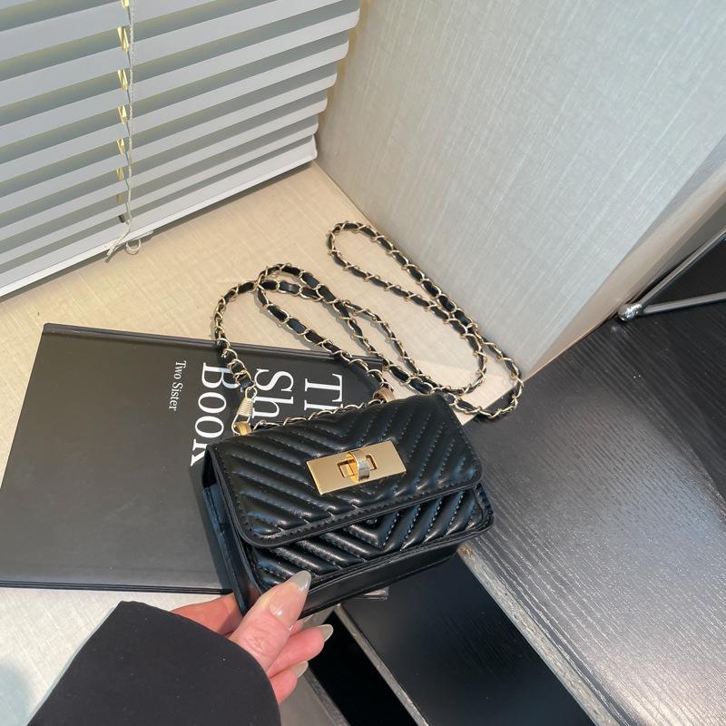 

Versatile exquisite fashion niche small square bag women s chain high texture casual personality Korean version temperament messenger bag чорний