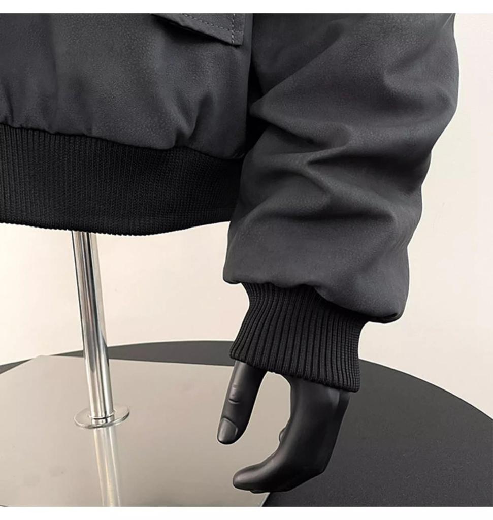 Stilvolle Herren-Kapuzenjacke aus gewaschenem PU-Leder - Robust, Fake-Zweiteiler-Silhouette, Maillard-Farbe.