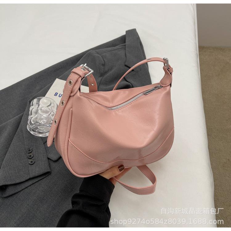 

Simple and explosive commuter small bag women s 2025 new fashion versatile messenger bag retro niche texture shoulder bag розовый