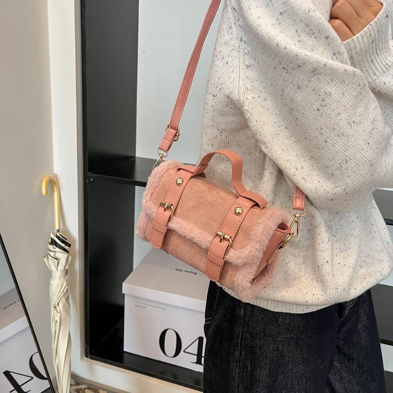 2025 new fashion trend handbag 2025 winter new foreign style plush small square bag shoulder bag
